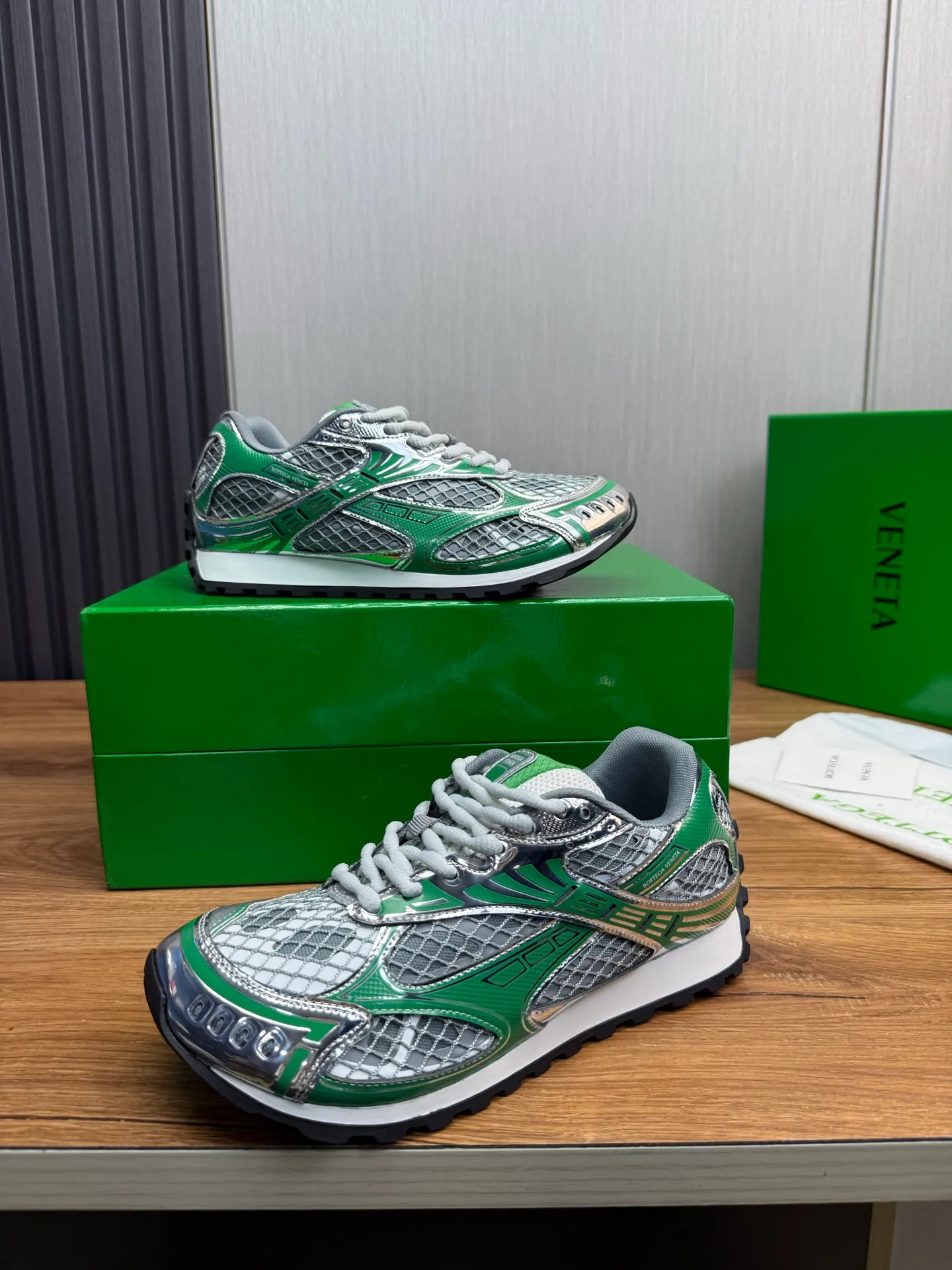 Men's men's shoes 💰620💰 BV top version 𝘽𝙊𝙏𝙏𝙀𝙂𝘼 𝙑𝙀𝙉𝙀𝙏𝘼 Orbit sneakers Wang Yibo same style couple style dad shoes 🩷💚 Runner sneakers, made of lightweight technical mesh fabric. Features a geometric patterned rubber outsole. Pay attention to the package craftsmanship ❕ High version shipping ❗️ Very nice, durable to play with and durable to make ✔️ Standard version 💯💯 The outsole is made of color-blocked TPU outsole. Women’s model 35-41 (40 41 customized) Men’s model 39-46 (45.46 customized) Equipped with original packaging